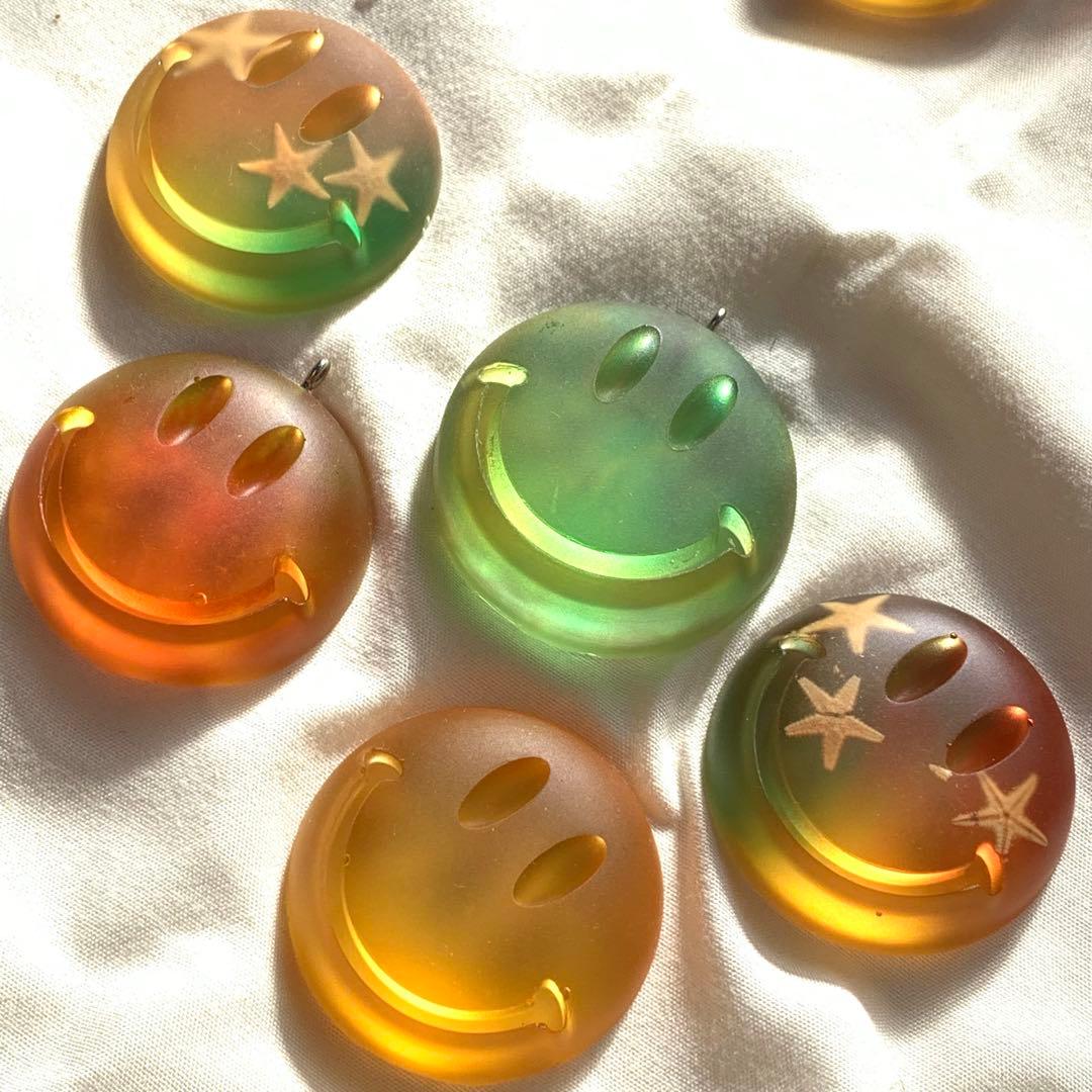 スマイリーフェイス 樹脂コレクション108個商品仕入れ卸