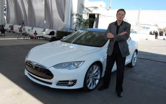 TSLA Stocks Unfazed as Twitter Poll Tells Elon Musk to Sell 10% of His Shares